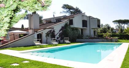 VILLA WITH HUGE GARDEN AND SWIMMING POOL, 5 MINUTES FAR FROM THE CITY CENTER
