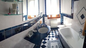 Baignoire, sèche-cheveux, bidet, serviettes fournies