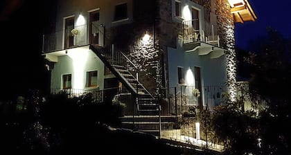 ORTA - APPARTEMENT VUE SUR LE LAC, plage privée et balcon (premier étage)