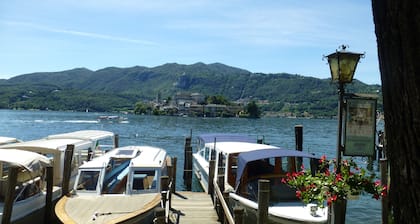ORTA - APPARTEMENT VUE SUR LE LAC, plage privée et balcon (premier étage)