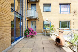 Outdoor dining - Canalside Comfort, by Veeve (London)