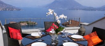 Stort hus med solterrasse og sjøutsikt