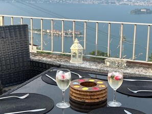 Outdoor dining - Large House with Rooftop Sun Terrace and Lake View (Someraro)