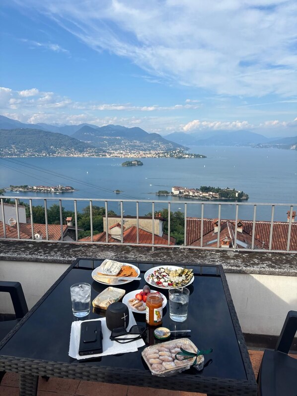 Outdoor dining - Large House with Rooftop Sun Terrace and Lake View (Someraro)