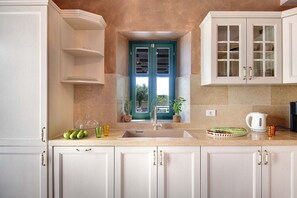 ثلاجة، ميكروويف، فرن، موقد طهي مسطح