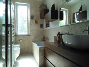 Bañera con ducha, secador de pelo, bidet, toallas