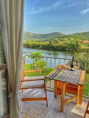 Outdoor dining - BOSA APARTMENTS.COM | BALCONY ON THE RIVER (Bosa)