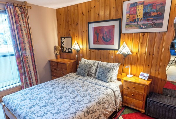 2 chambres, fer et planche à repasser, lit de bébé portatif