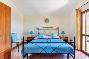 2 habitaciones, tabla de planchar con plancha y cuna de viaje 
