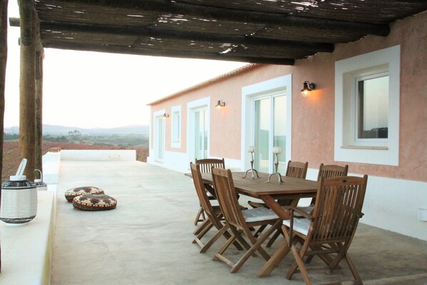 屋外ダイニングエリア