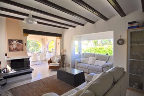 Smart TV, fireplace, DVD player, books - Detached Villa Close to Arenal Beach, Javea -Stunning, Very Private Villa & Pool (El Tosalet)