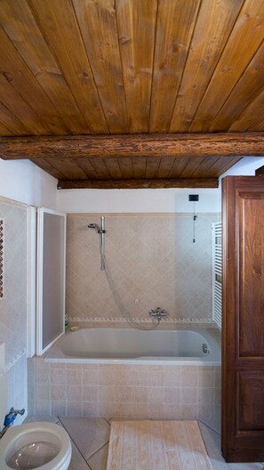 Duschwanne, Haartrockner, Bidet, Handtücher