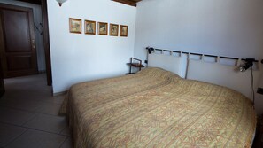 3 bedrooms, iron/ironing board, WiFi, bed sheets - Split level flat in St Nicolas with stunning views and a Sauna (Saint Nicolas)