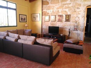 TV, fireplace, stereo
