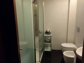 Shower, hair dryer, towels - I Love Alegria - cosy Studio (Porto)