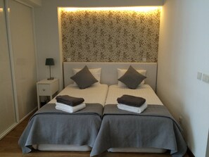 Iron/ironing board, Internet, bed sheets
