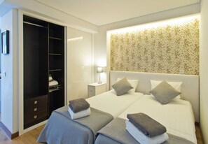 Iron/ironing board, Internet, bed sheets