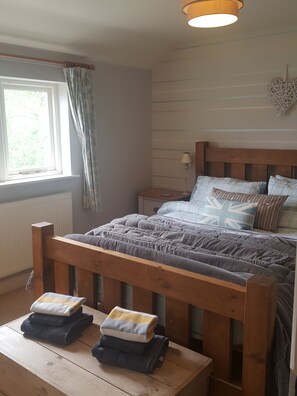 2 bedrooms, iron/ironing board, travel cot, WiFi