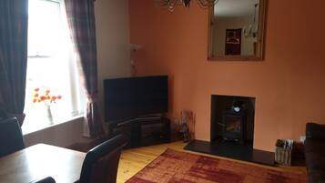 Smart TV, fireplace
