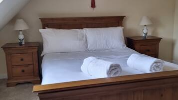 3 habitaciones, escritorio y tabla de planchar con plancha