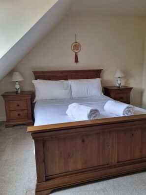 3 bedrooms, desk, iron/ironing board, travel crib