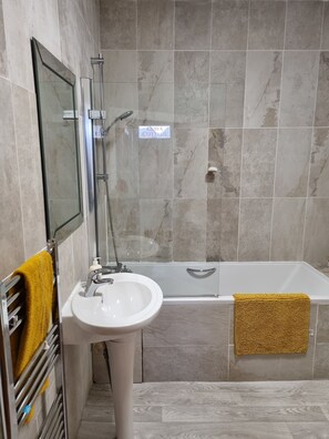 Chuveiro/banheira combinados, secador de cabelo, toalhas de banho 