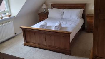3 bedrooms, desk, iron/ironing board, travel crib