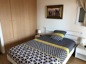 4 bedrooms, iron/ironing board, free WiFi, bed sheets