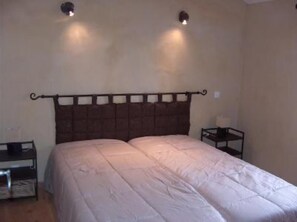 3 habitaciones, tabla de planchar con plancha y cuna de viaje