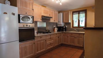 Frigorífico, microondas, horno y placa de cocina