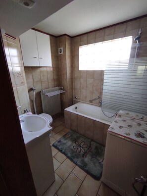 Badewanne, Handtücher, Toilettenpapier