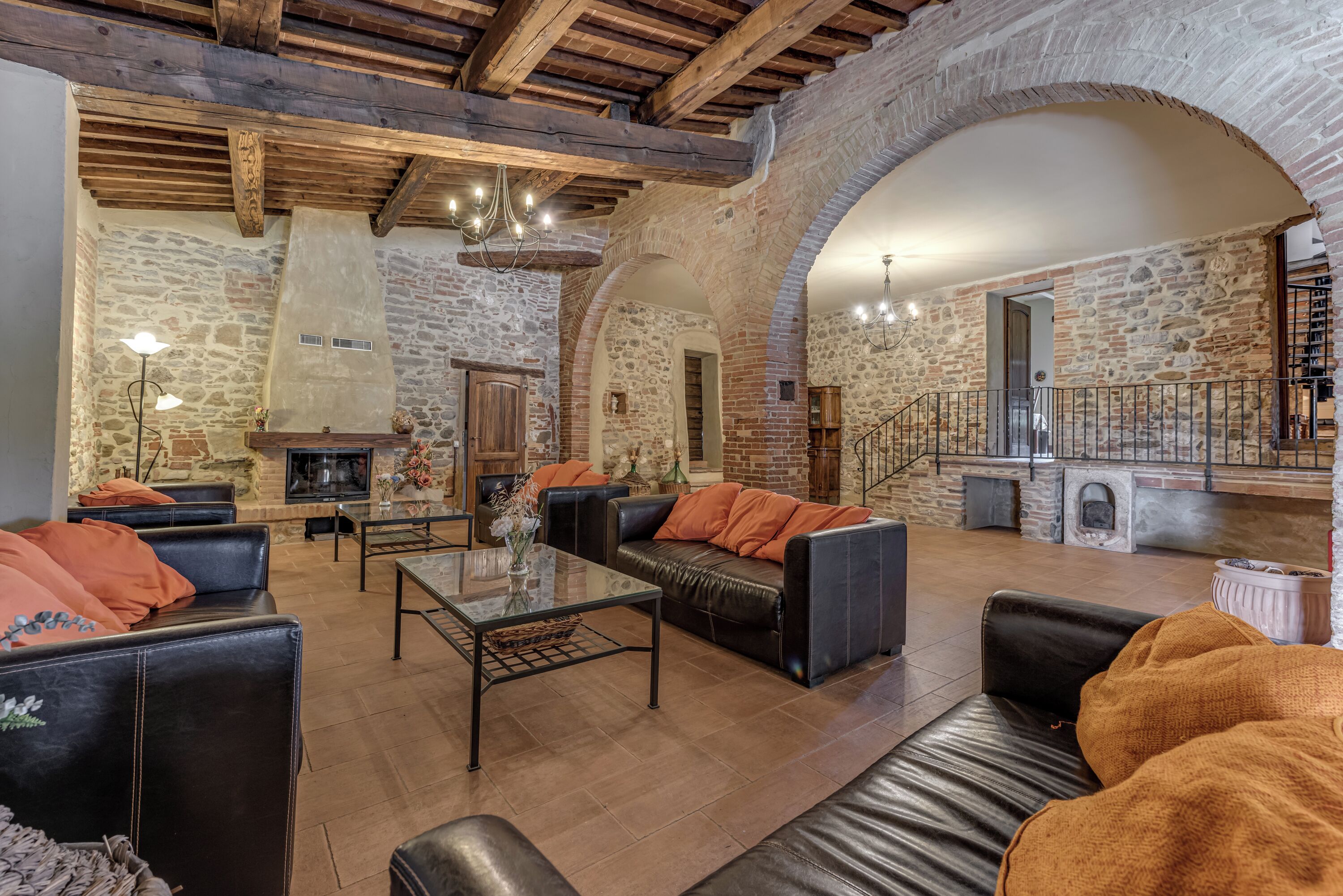 Fernseher, Kamin, Tischfußball, Tischtennisplatte