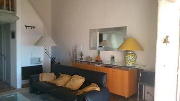 Televisión, chimenea, estéreo