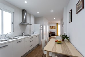 Frigorífico, microondas, placa de cocina y cafetera o tetera