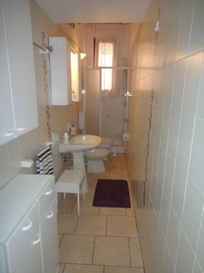 淋浴设施、吹风机、毛巾