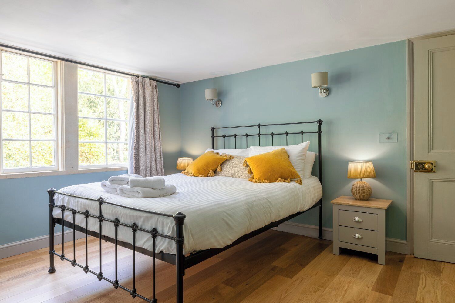 5 bedrooms, iron/ironing board, WiFi, bed sheets