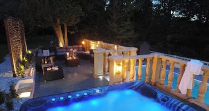 Das School Rooms Estate mit 2 Lodges. 16 Personen mit Whirlpool, Pool, WIFI und riesiger Lounge