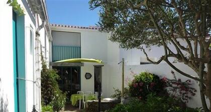 House with upper floor. 3 bedrooms, garden with courtyard, in port joinville