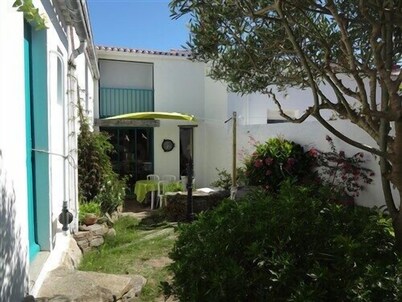 House with upper floor. 3 bedrooms, garden with courtyard, in port joinville 