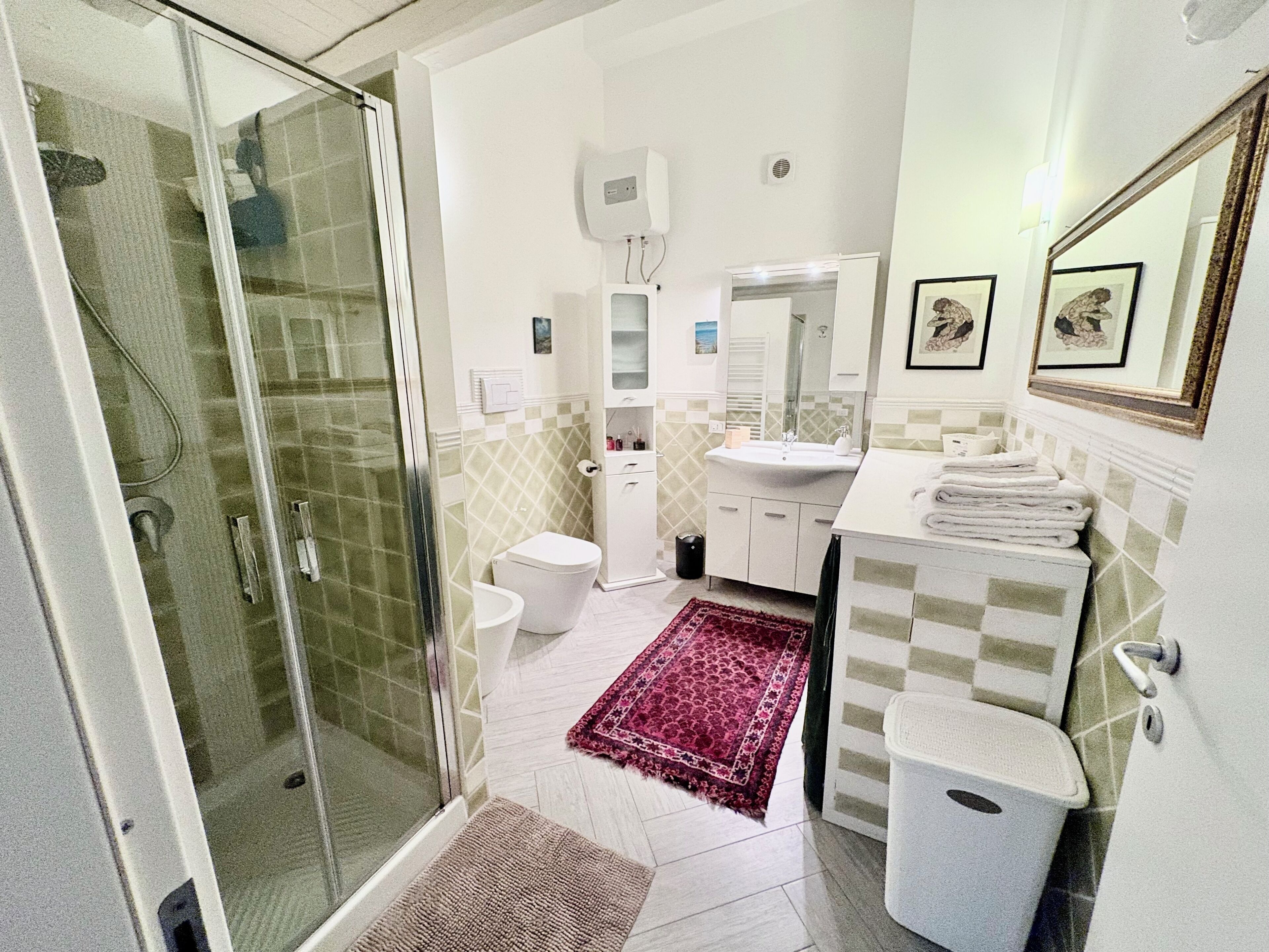 Doccia, asciugacapelli, bidet, asciugamani