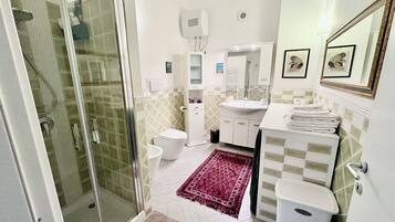 Doccia, asciugacapelli, bidet, asciugamani