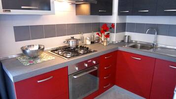 Frigorifero, microonde, forno, piano cottura