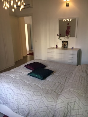 1 dormitorio, caja fuerte, escritorio y tabla de planchar con plancha