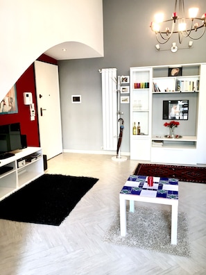 Fernseher, Bücher, Stereoanlage