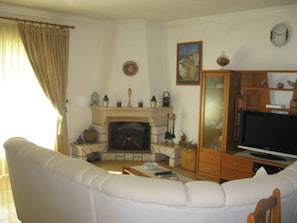 TV connectée, cheminée, lecteur de DVD