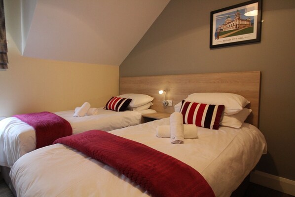 5 habitaciones, tabla de planchar con plancha, wifi y ropa de cama