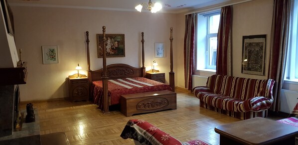 3 bedrooms, desk, soundproofing, iron/ironing board