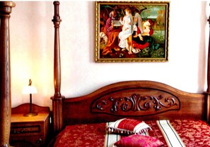3 bedrooms, desk, soundproofing, iron/ironing board