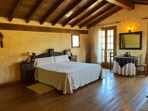 3 habitaciones, escritorio y tabla de planchar con plancha