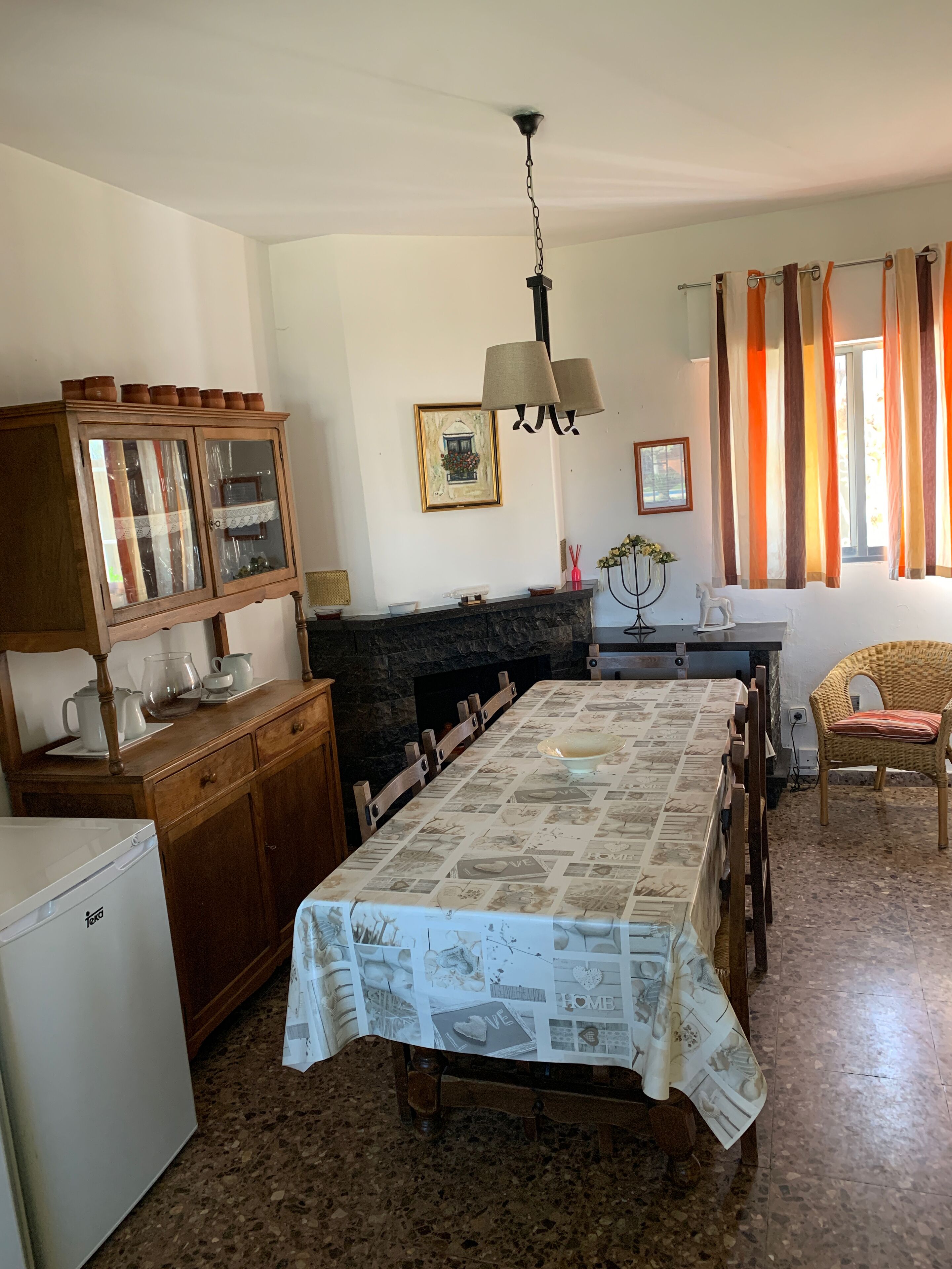 CHALET CON PISCINA, JARDIN Y BARBACOA PRIVADO.